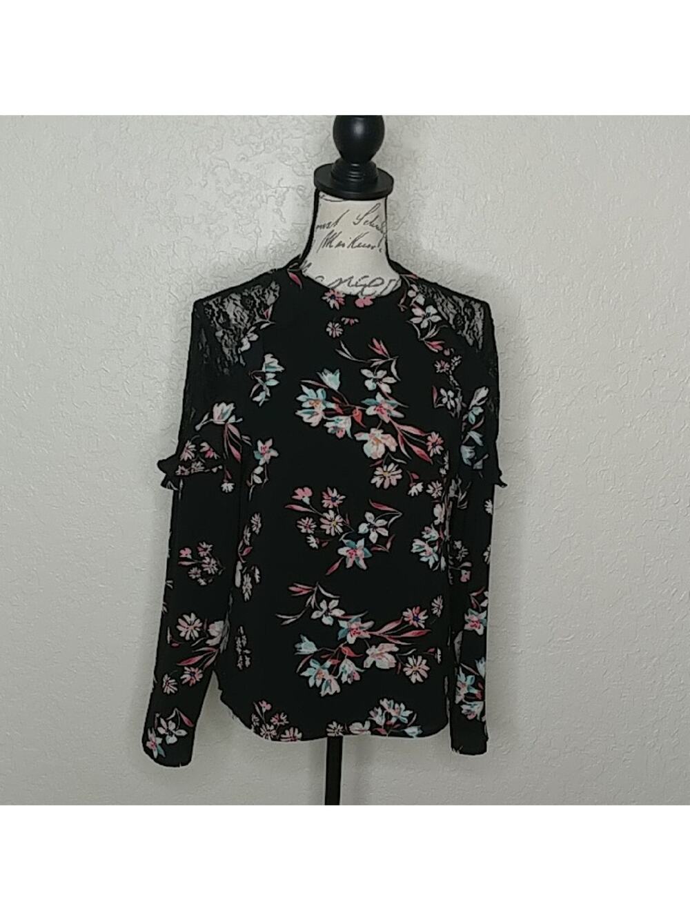 Lily White Floral And Lace Top Size L